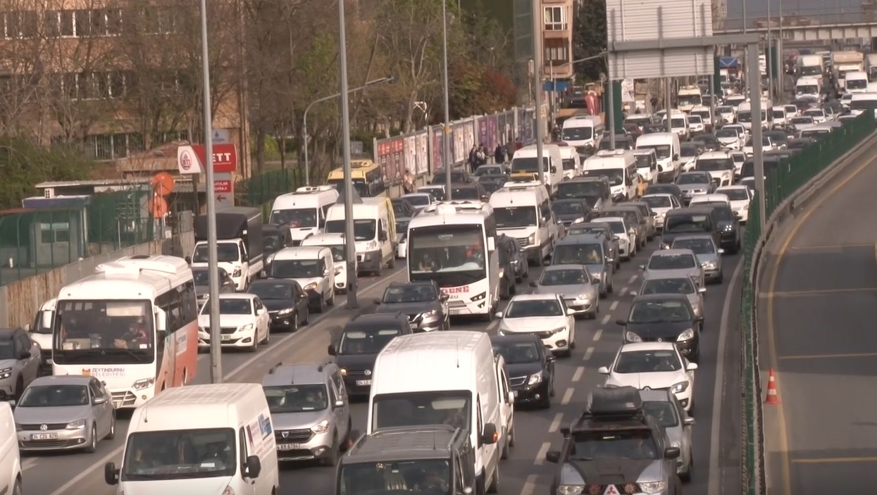 İstanbul trafiğinde yoğunluk, yüzde 63 seviyelerine yükseldi