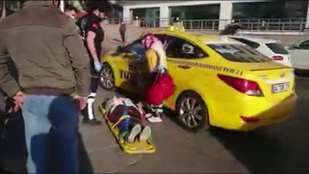 İstanbul Tuzla’da yolun karşısına geçmek isteyen kadına taksi çarptı