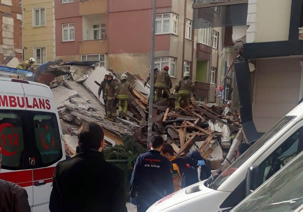 İstanbul Valiliğinden çöken binaya ilişkin açıklama