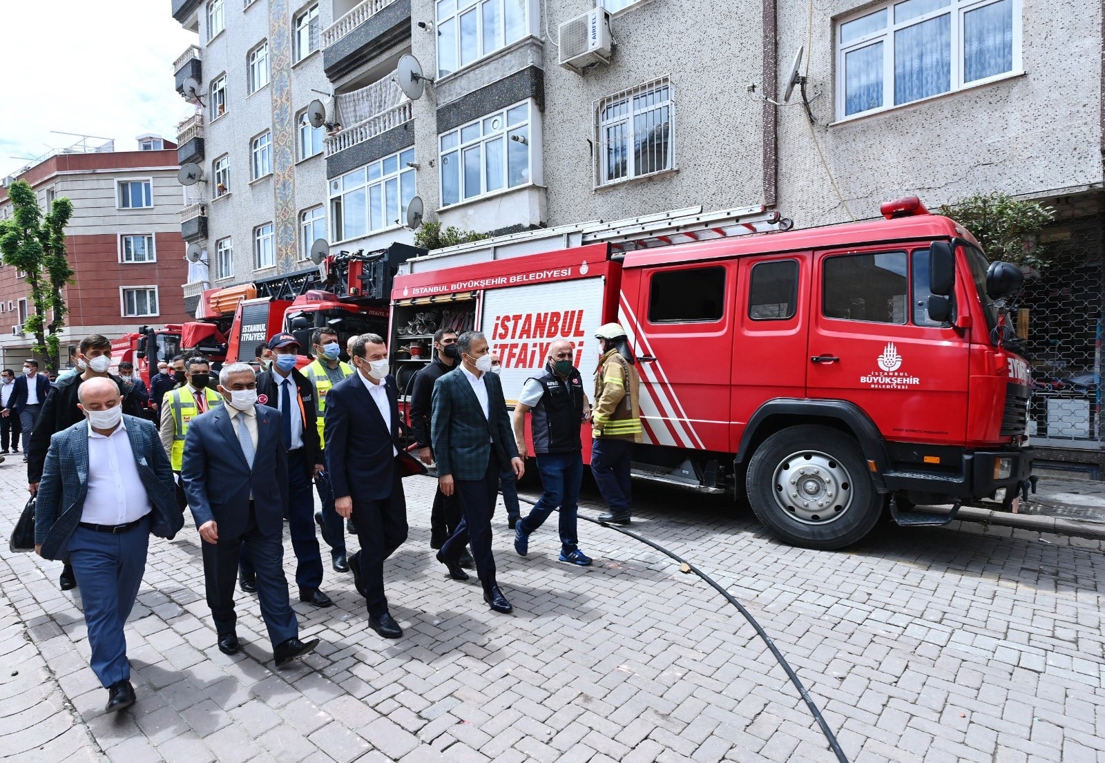İstanbul Valisi Ali Yerlikaya, çöken 5 katlı binada incelemelerde bulundu