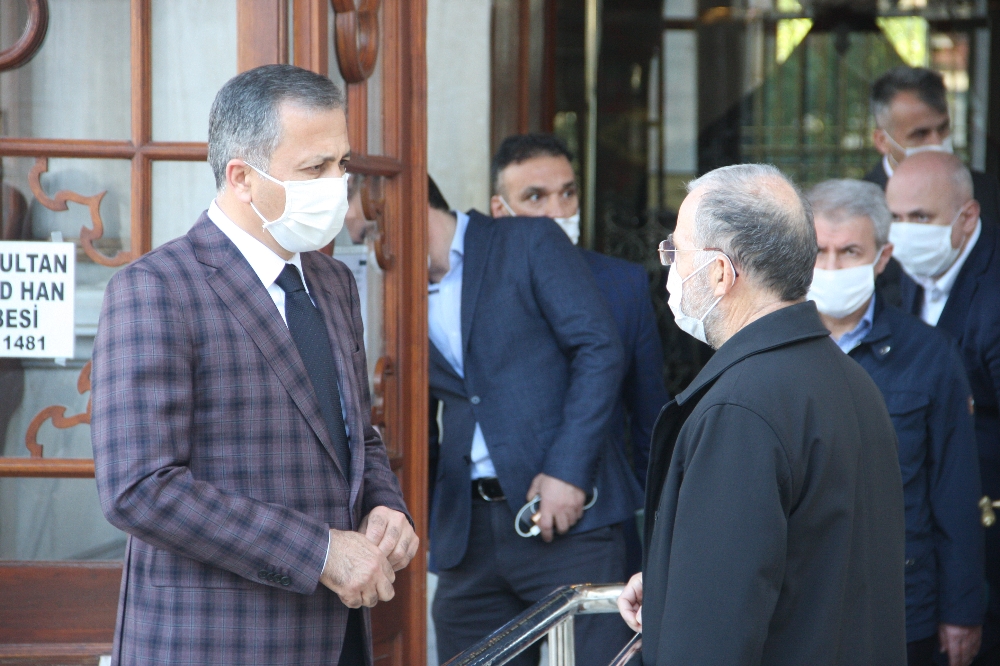 İstanbul Valisi Yerlikaya Fatih Sultan Mehmet Han’ın türbesini ziyaret etti