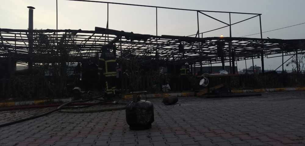İstanbul ve Kocaeli’nin sınır noktasında çıkan yangında lokanta kullanılamaz hale geldi