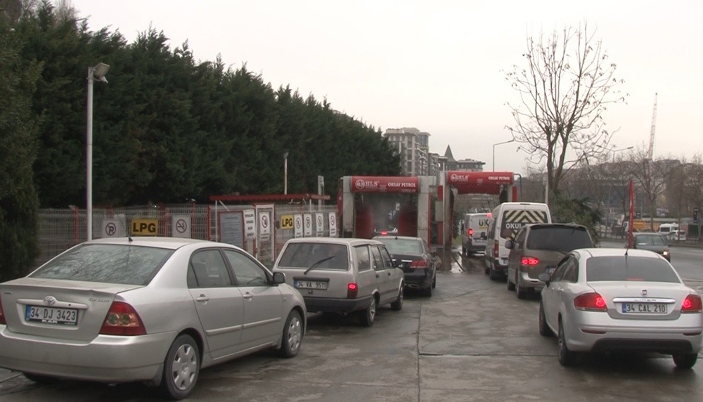 İstanbul’a çamur yağdı: Oto yıkamacıların önünde uzun kuyruklar oluştu