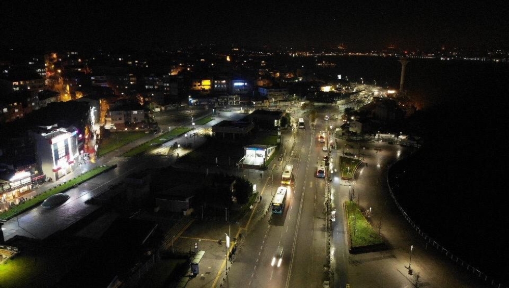 İstanbul’da 56 saatlik kısıtlama başladı: Meydanlar sessizliğe büründü
