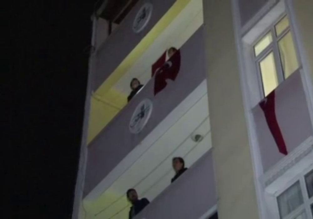 İstanbul’da 7’den 70’e herkes balkon ve camlardan İstiklal Marşı okudu