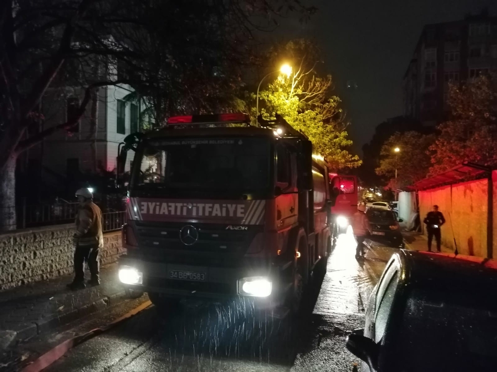 İstanbulda 8 Katlı Apartmanda Korkutan Yangın