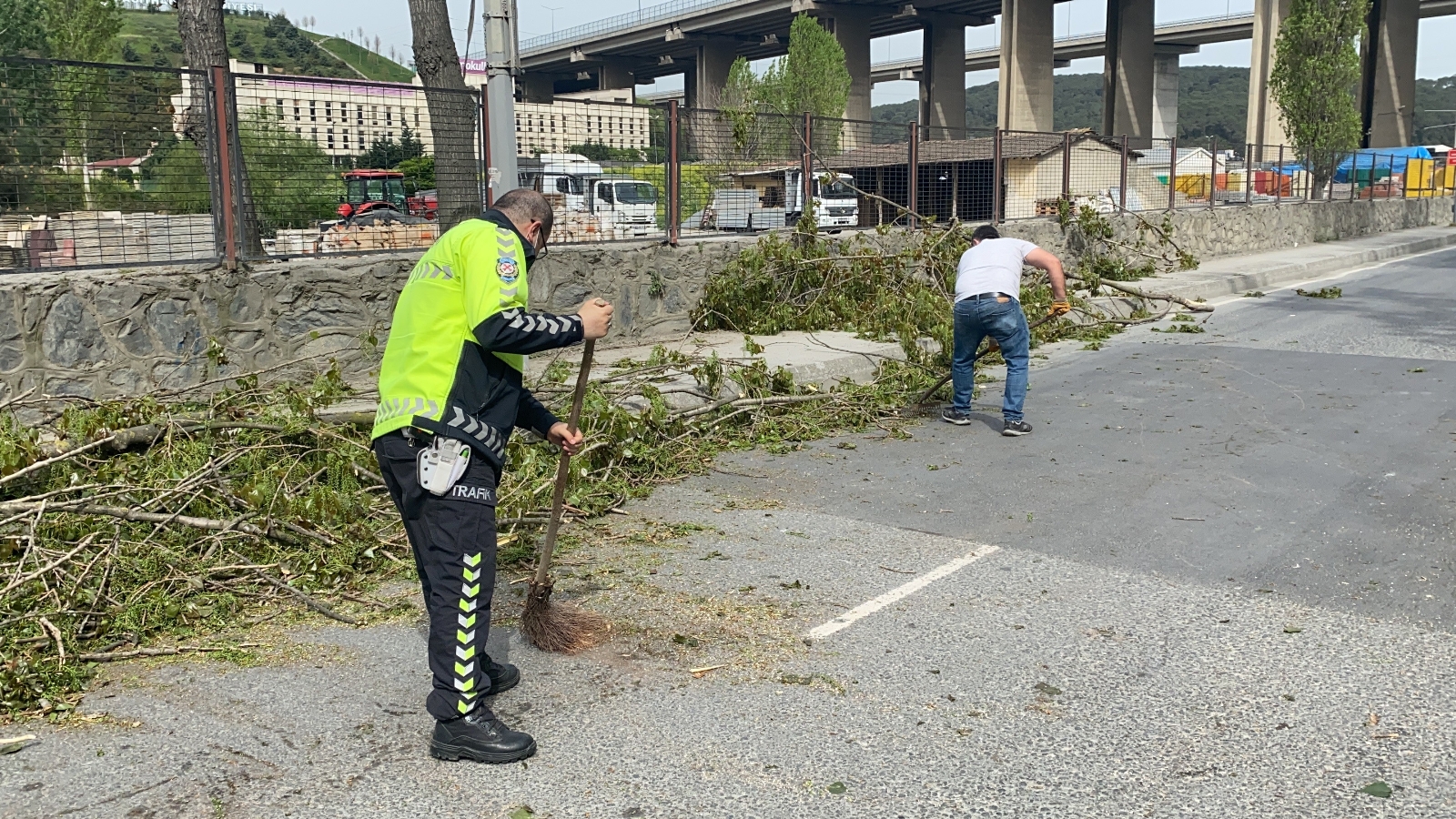 İstanbul’da ağaçlar yola devrildi: İBB’ye ulaşılamayınca polis temizledi
