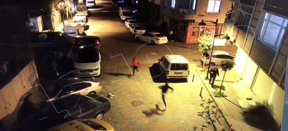 İstanbul’da amatör futbolcuya kapkaç dehşeti kamerada
