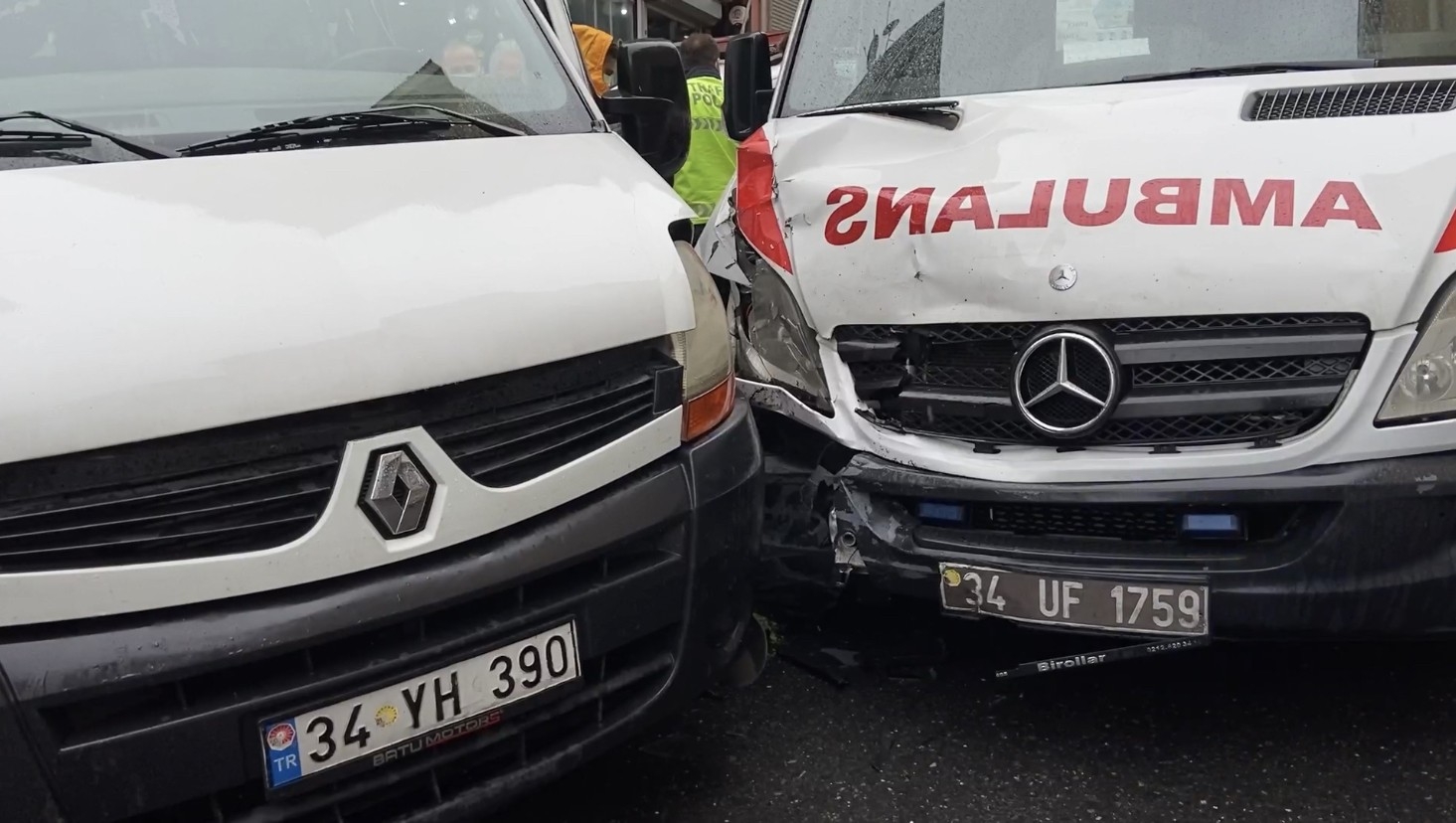 İstanbul’da ambulans ile minibüsün çarpıştığı kaza kamerada