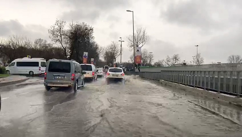 İstanbul’da bazı caddelerde su birikintileri oluştu