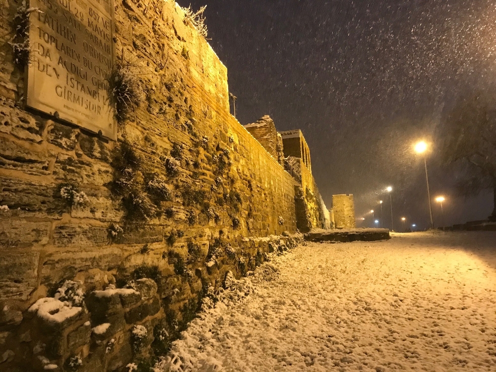 İstanbul’da beklenen kar yağdı yerler beyaz örtüyle kaplandı