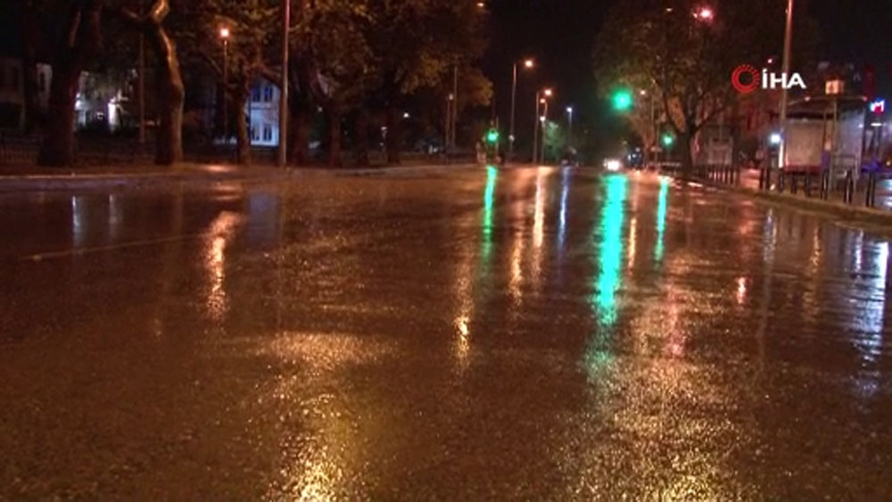 İstanbul’da beklenen sağanak gece yarısı başladı