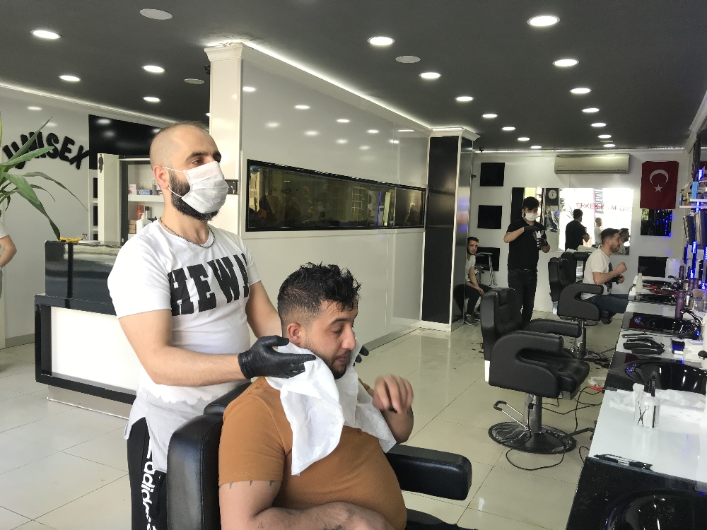 İstanbul’da berberler açıldı, ilk tıraşlar yapıldı