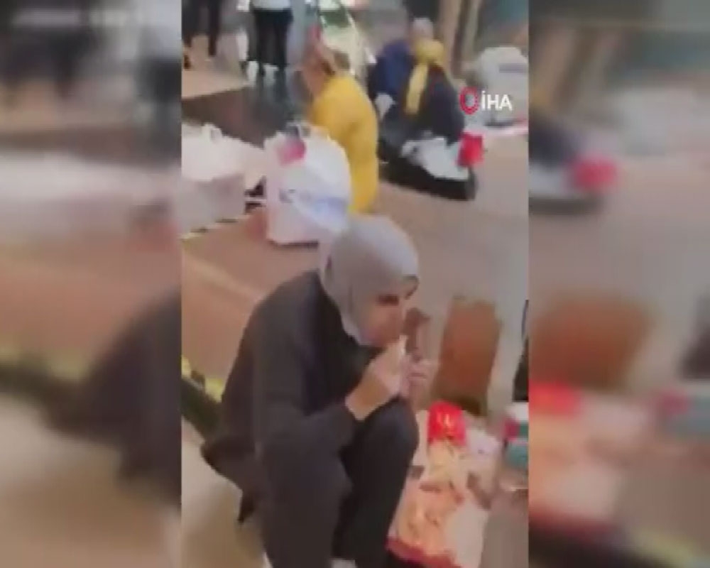 İstanbul’da bir AVM’de yere oturarak yemek yediler