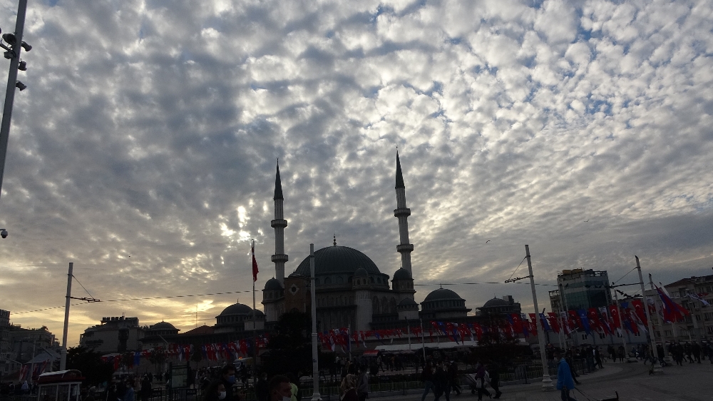 İstanbul’da bulutların oluşturduğu manzara mest etti