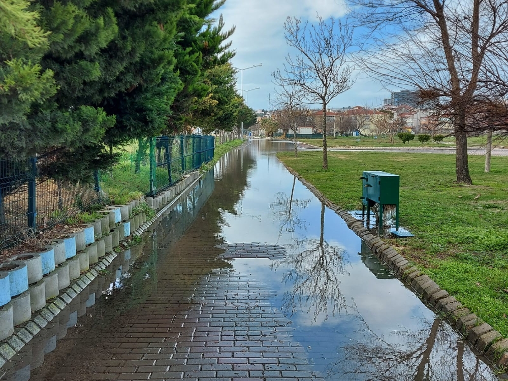 İstanbul’da dalgalar kıyıyı dövdü, park sular altında kaldı