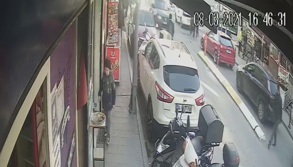 İstanbul’da dehşet anları: Annesinin gözü önünde minibüsün altında kaldı