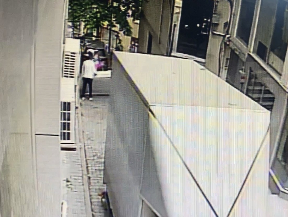 İstanbul’da dehşet anları: Genç kız kendini balkondan aşağıya attı