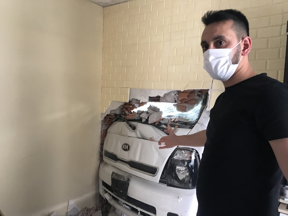 İstanbul’da dehşet anları: Kamyonet yatak odasına daldı