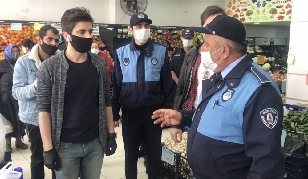 İstanbul’da denetimde maske takmayan gence: “Suriyelilere virüs bulaşmıyor mu