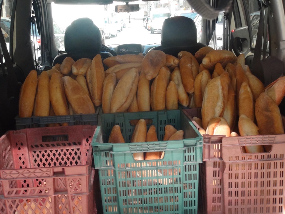 İstanbul’da ekmek ve gazete vatandaşların ayağına geldi