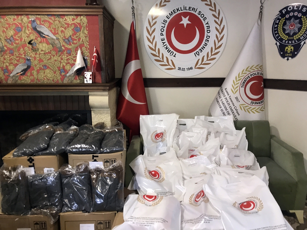 İstanbul’da emekli polislerden Elazığ’a yardım
