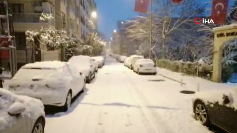 İstanbul’da erken saatlerde etkili olan kar yağışı şehri beyaz örtü altında bıraktı