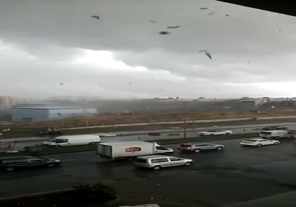İstanbul’da fabrikanın çatısı uçtu