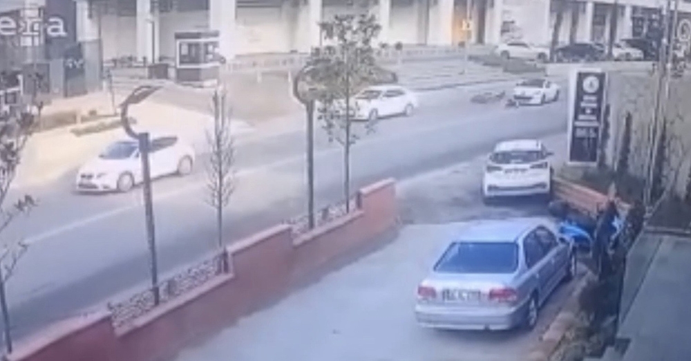 İstanbul’da feci kaza kamerada: 30 metre sürüklenip aracın altına girdi