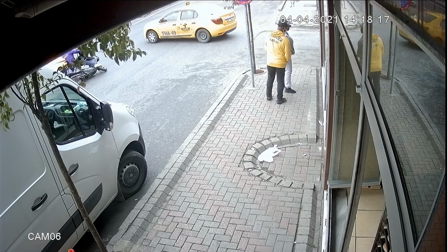 İstanbul’da feci kaza: Motosikletli taksinin altına girdi