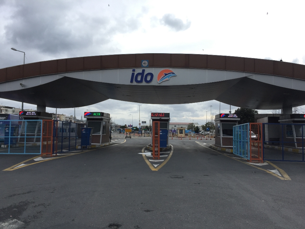 İstanbul’da fırtına nedeniyle deniz seferleri iptal edildi