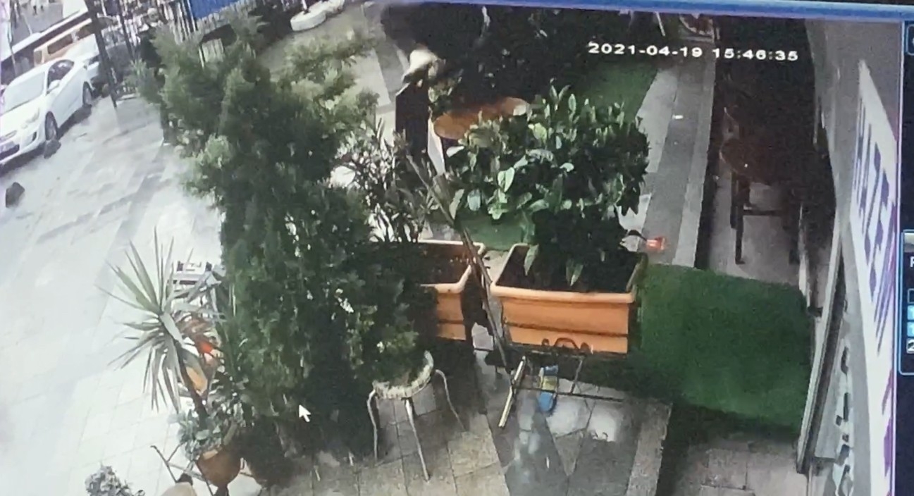 İstanbul’da gasp şüphelisi polis baskınından kaçarken çatıdan düştü