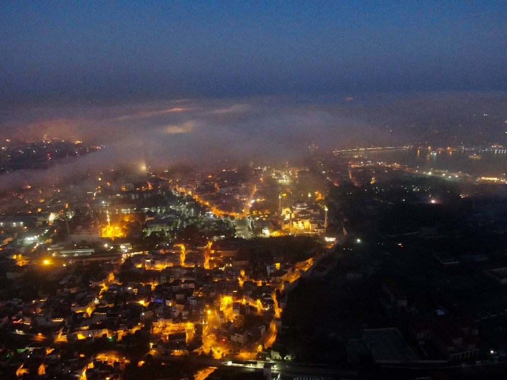 İstanbul’da gece masalsı sis manzarası