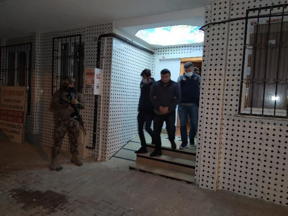 İstanbul’da gece yarısı 11 ilçede eş zamanlı DEAŞ operasyonu:17 gözaltı