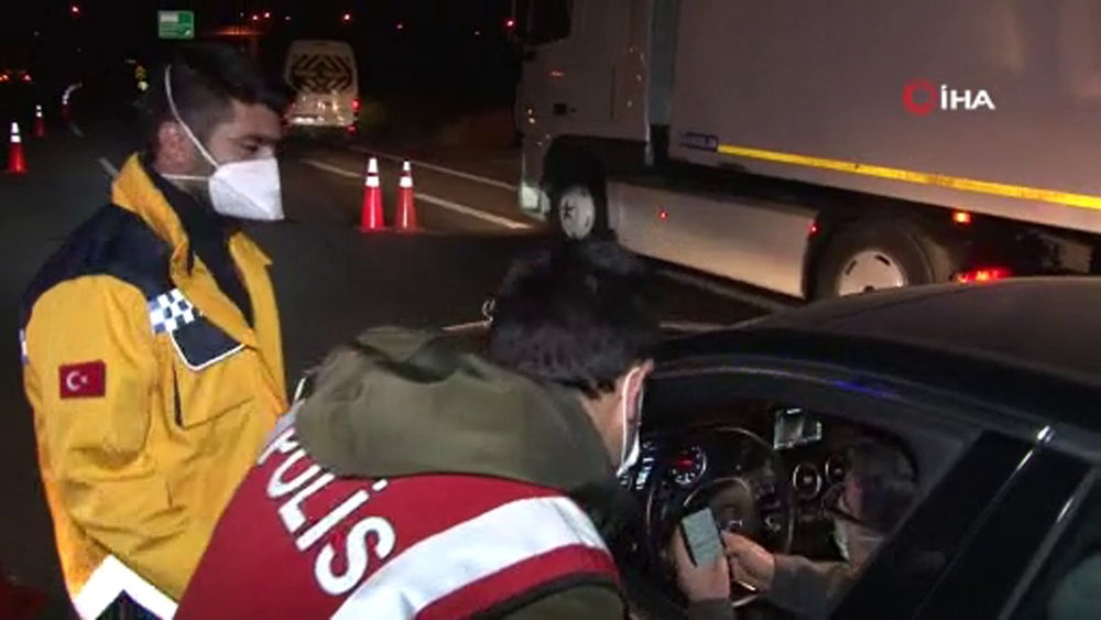 İstanbul’da giriş çıkış noktalarında korona virüs denetimi devam ediyor