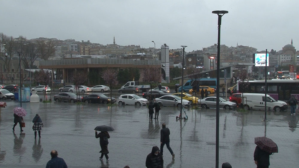 İstanbul’da gök gürültülü sağanak yağış başladı