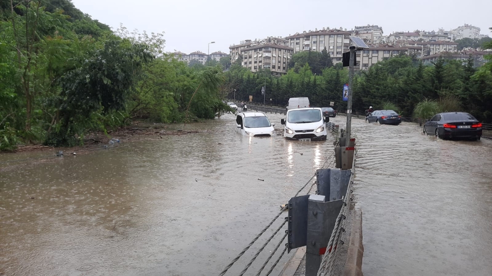 İstanbul’da göle dönen yolda araçlar mahsur kaldı