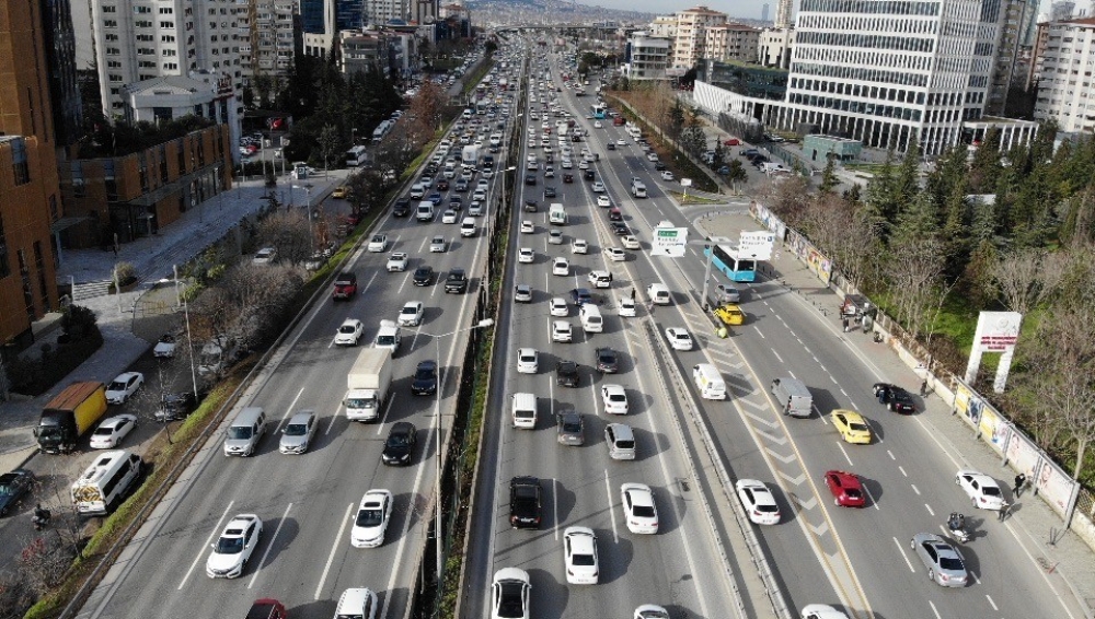İstanbul’da hafta sonu kısıtlaması öncesi trafik erken saatlerde başladı