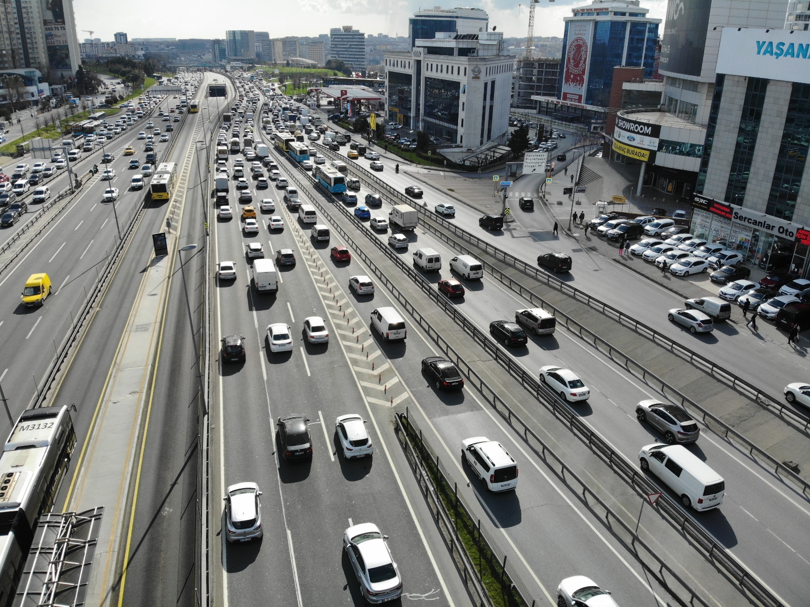 İstanbul’da hafta sonu kısıtlaması öncesi trafik yoğunluğu