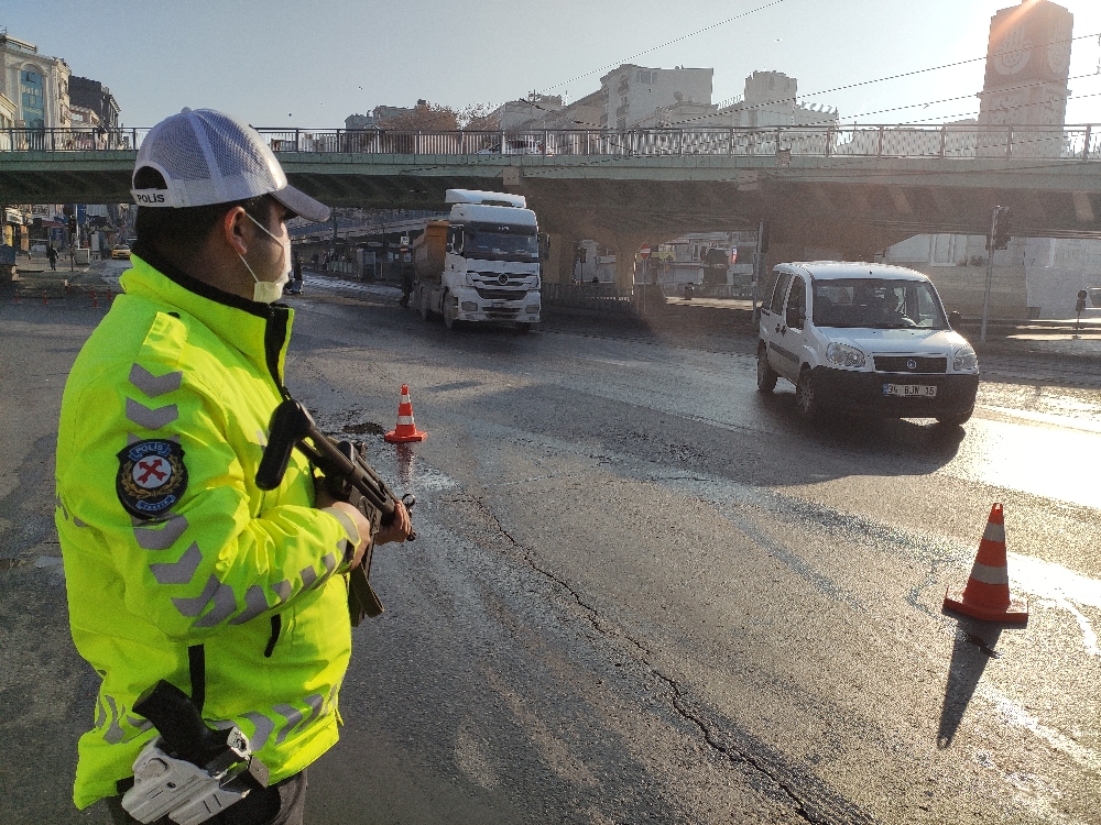 İstanbul’da hafta sonu sokağa çıkma kısıtlamalarına uymayan 4 bin 736 kişiye işlem yapıldı
