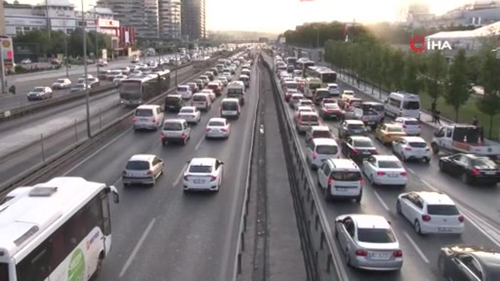 İstanbul’da haftanın son iş gününde trafik yoğunluğu arttı