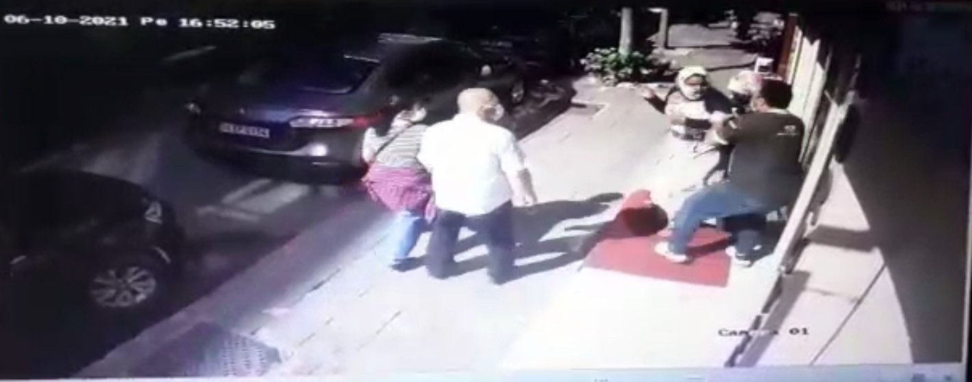 İstanbul’da hırsızlık yaparken yakalanan kadının dövüldüğü anlar kamerada