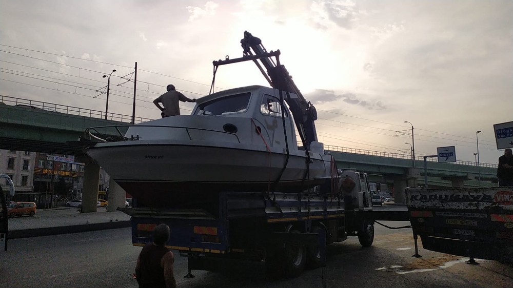 İstanbul’da ilginç görüntü: Tekne viyadüğe takıldı