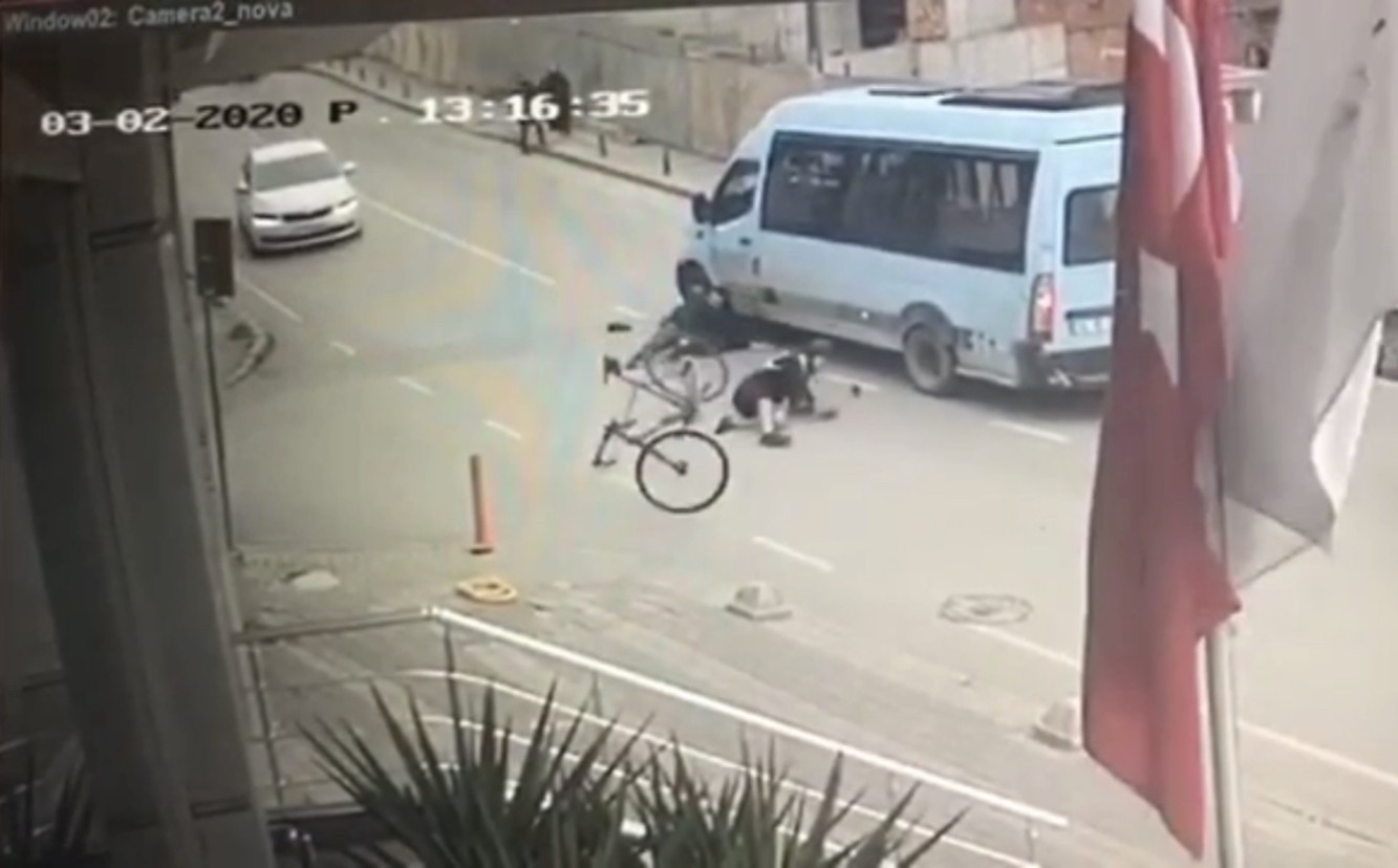 İstanbul’da ilginç kaza: Bisikletli ile yaya çarpıştı