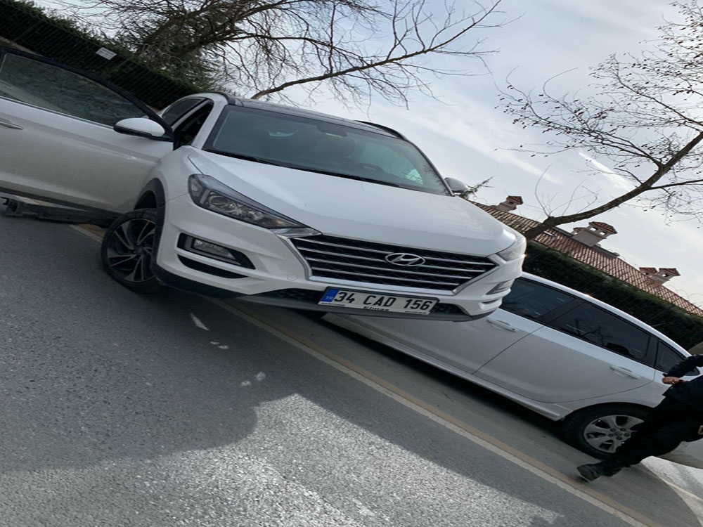 İstanbul’da ilginç kaza: Cip otomobilin üstüne çıktı