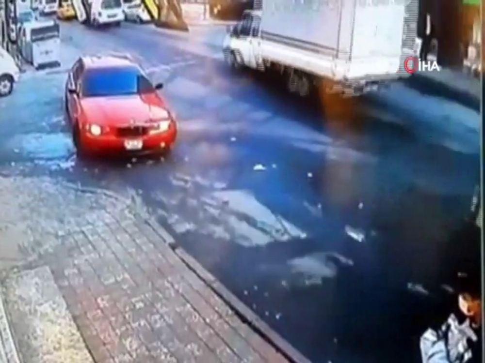 İstanbul’da ilginç kazalar kamerada