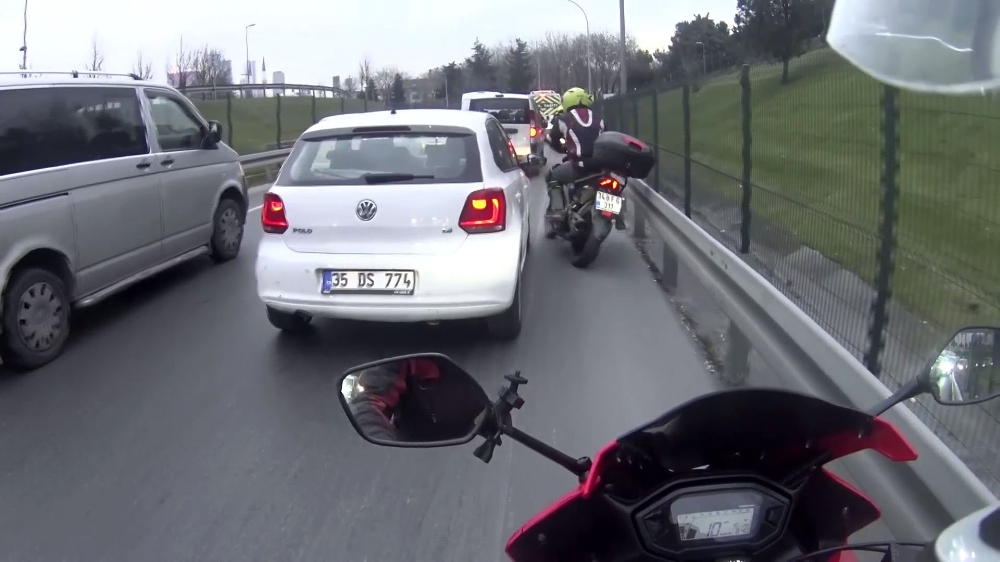 İstanbul’da ilginç motosiklet kazası kamerada