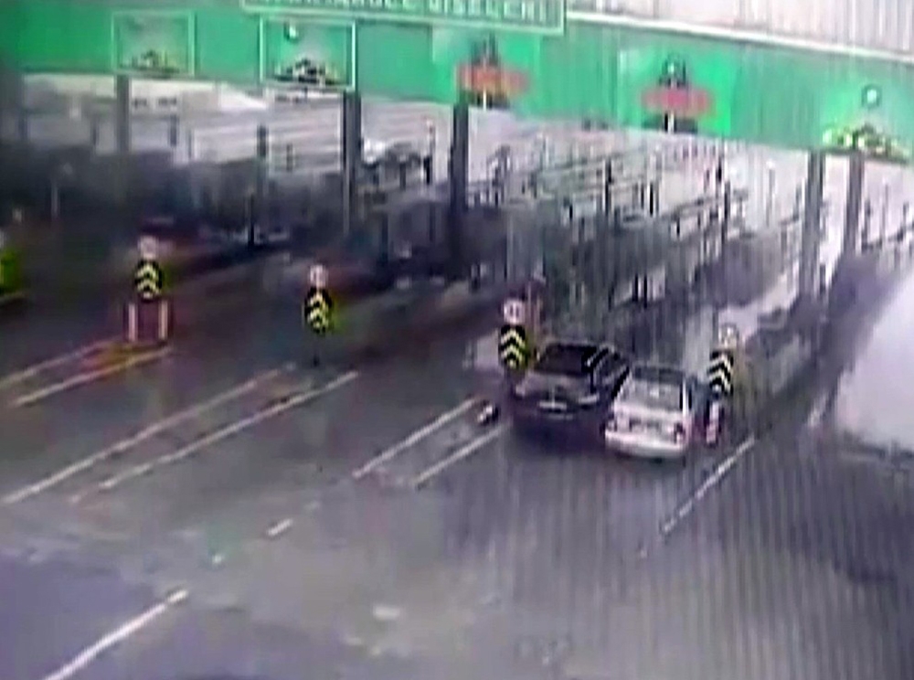 İstanbul’da inatçı sürücülerin gişede sıkıştığı kaza kamerada