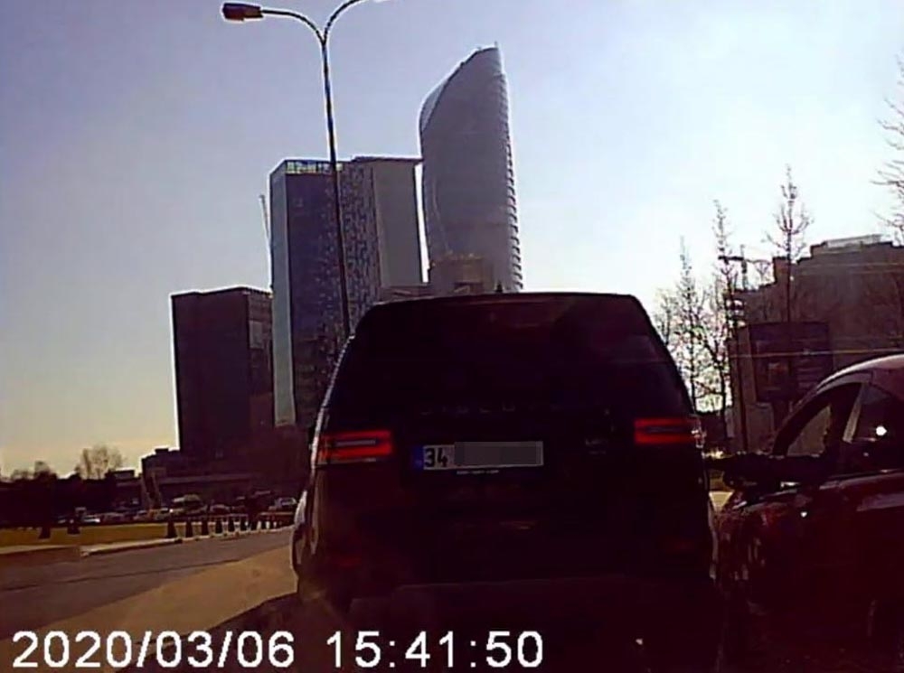 İstanbul’da inatçı sürücülerin yol kavgası kamerada