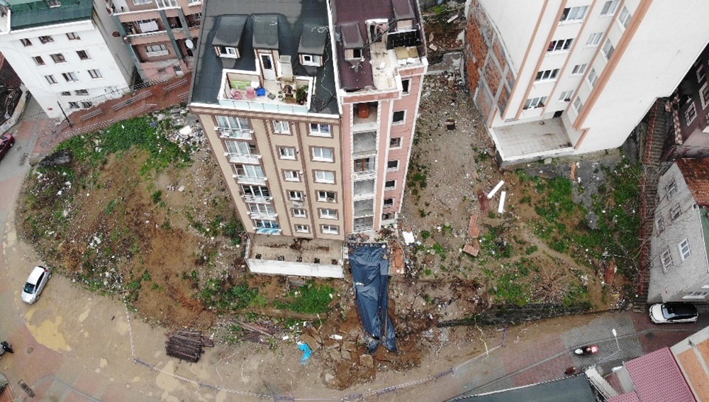 İstanbul’da istinat duvarının çökme anı kamerada